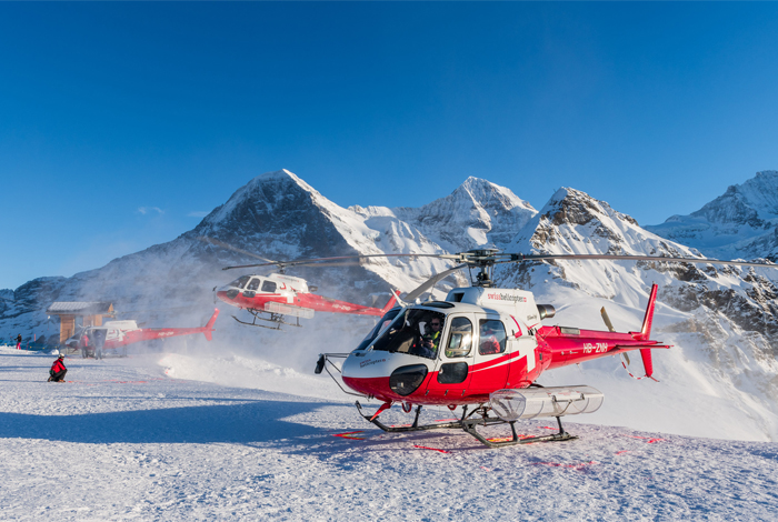 Lawinensprengen für Sicherheit in Skigebieten mit Helikopterflügen.